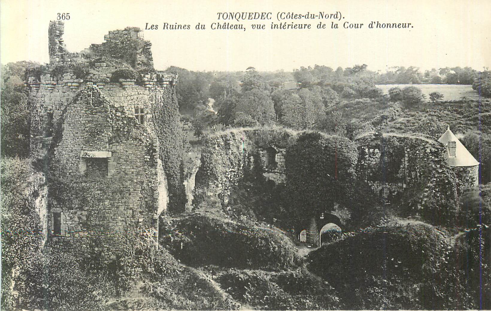 Tonquedec (Côtes-du-Nord) — Les Ruines du Château, vue intérieure de la Cour d'honneur — Imp. Phot. Neurdein et Cie, Paris.