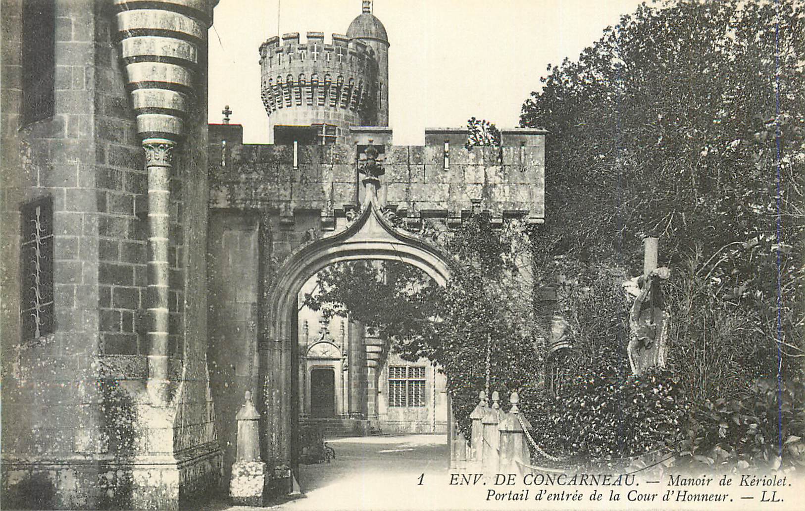 CPA Env de Concarneau Manoir de Keriolet Portail d'Entree de la Cour d'Honneur