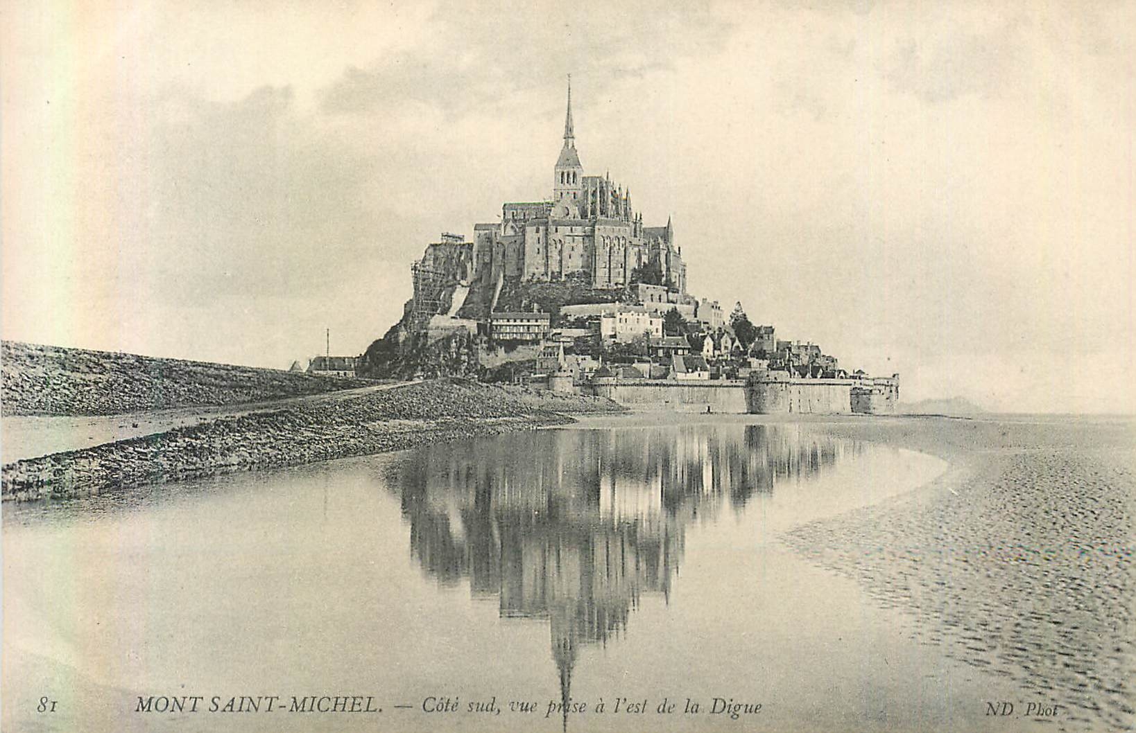 CPA Mont Saint Michel Cote Sud Vue prise a L'Est de la Digue