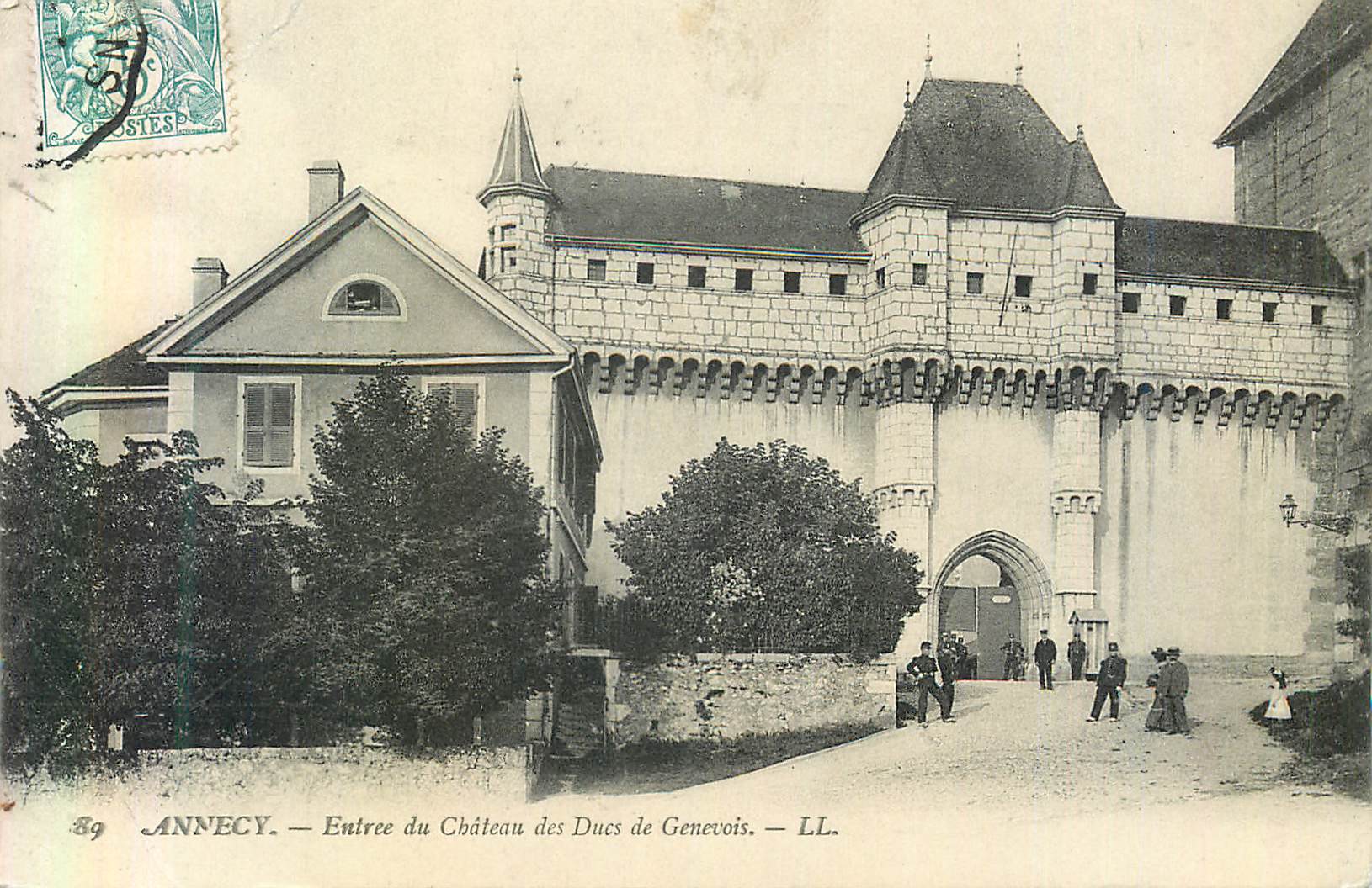 CPA Annecy Entree du Chateau des Ducs de Genevois