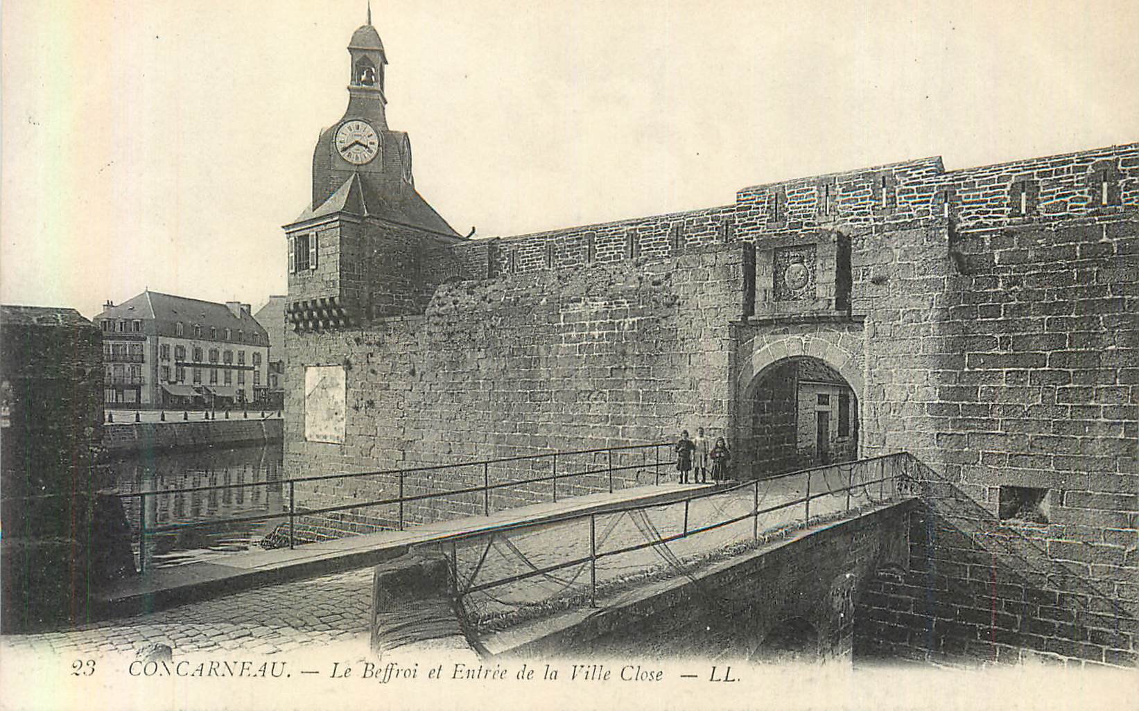 CPA Concarneau Le Beffroi et l'Entree de la Ville Close
