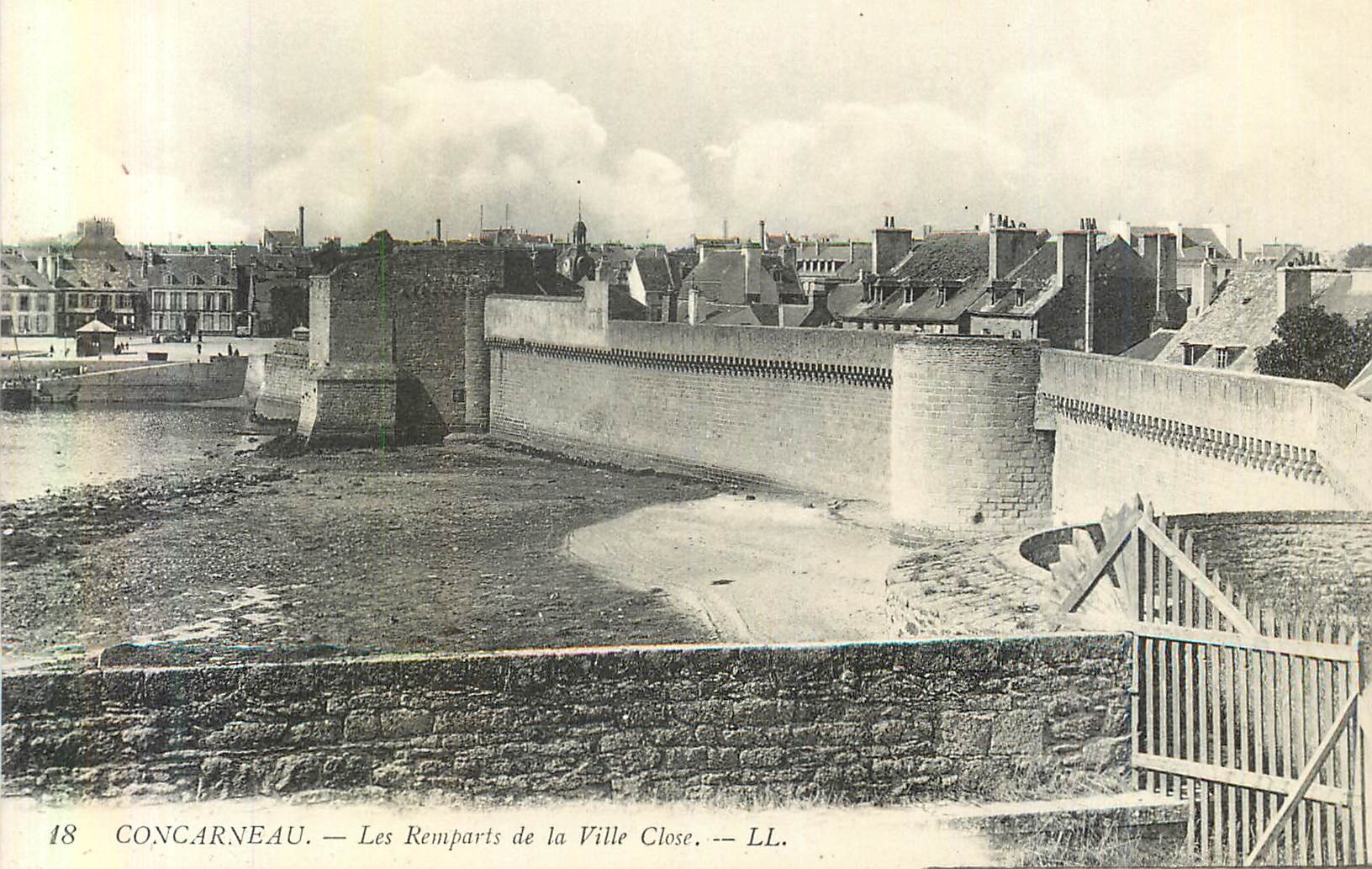 CPA Concarneau Les Remparts de la Ville Close