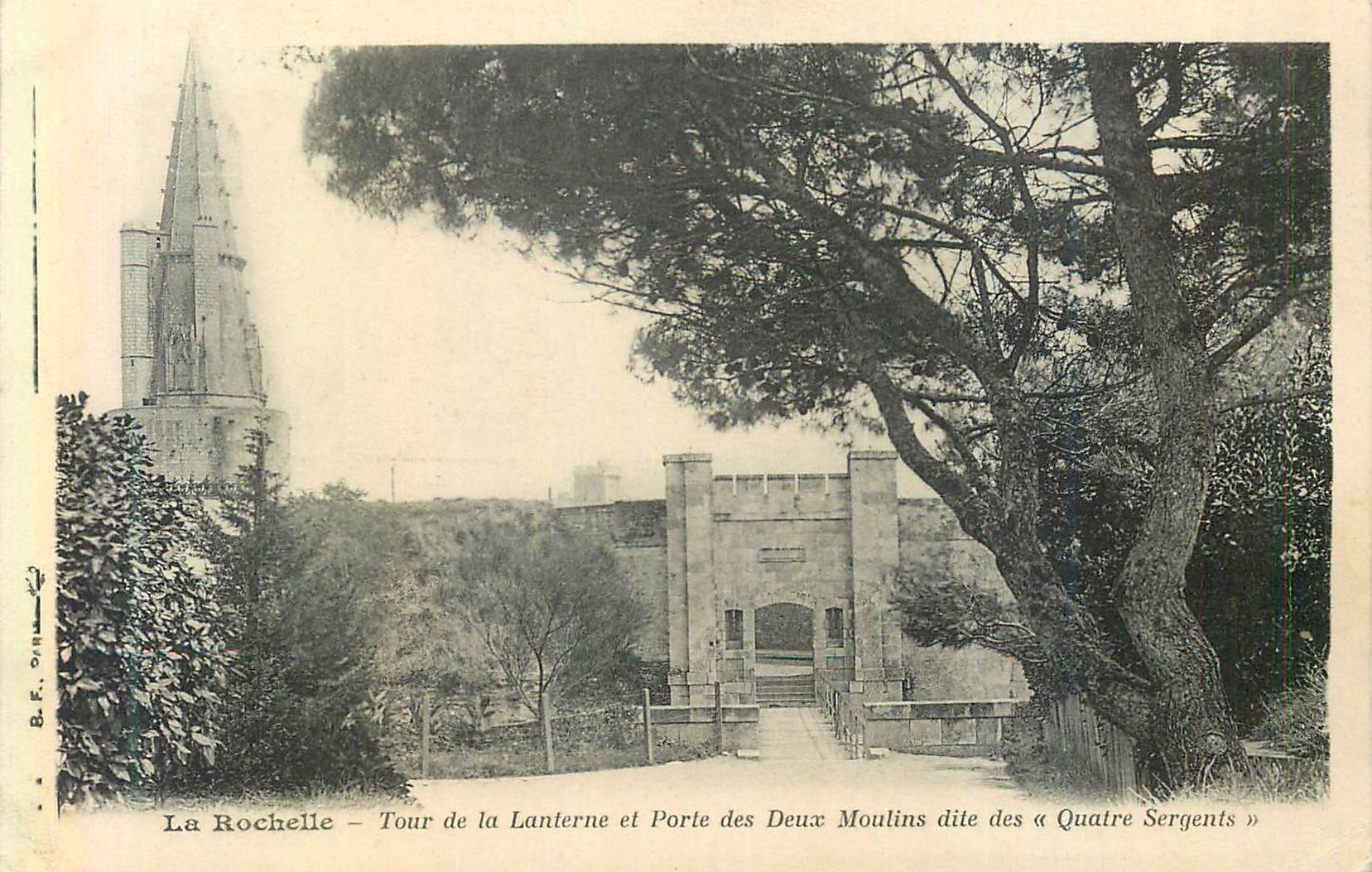 CPA La Rochelle Tour de la Lanterne et Porte des Deux Moulins dite Quatre Sergents