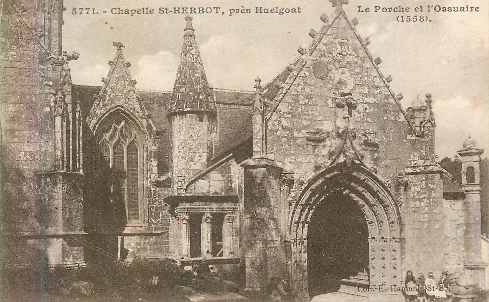 CPA Chapelle St Herbot pres Huelgoat Le Porche et l'Ossuaire (1558)