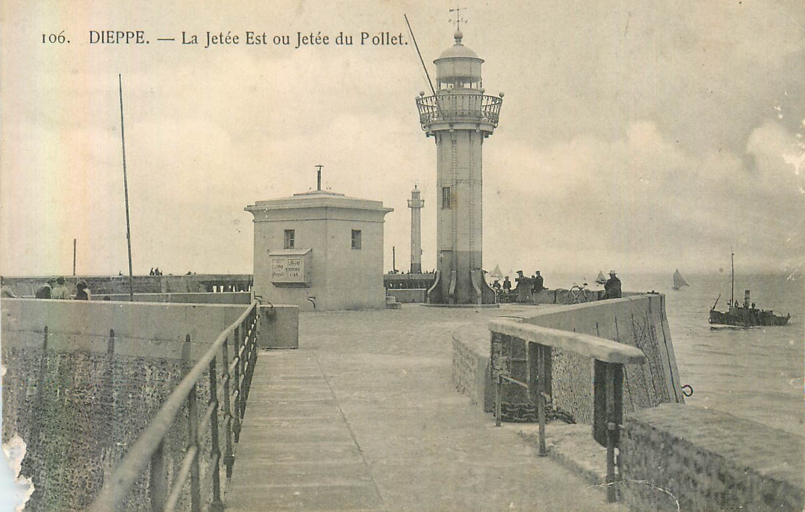 CPA Dieppe La Jetee Est ou Jetee du Pollet Phare