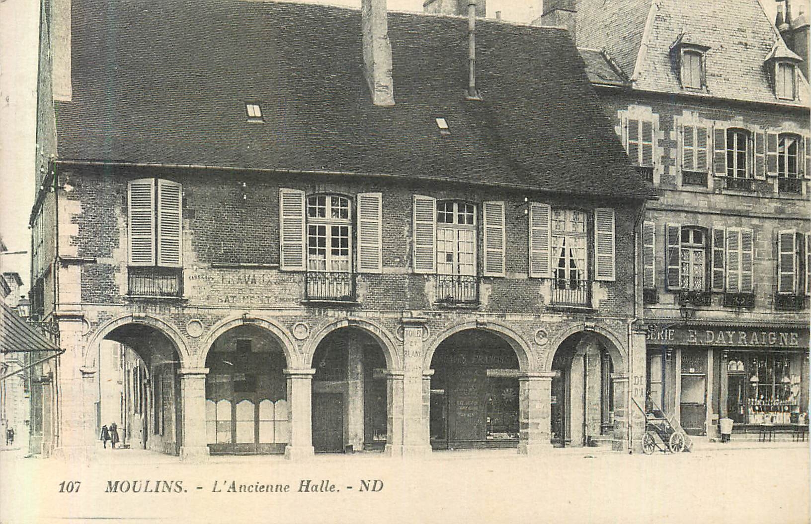 CPA Moulins L'Ancienne Halle Epicerie