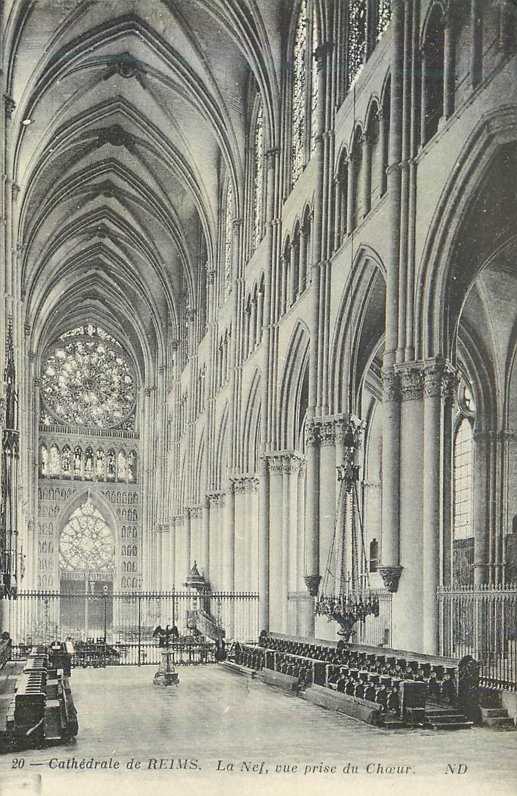 CPA Cathedrale de Reims La Nef Vue prise du Choeur
