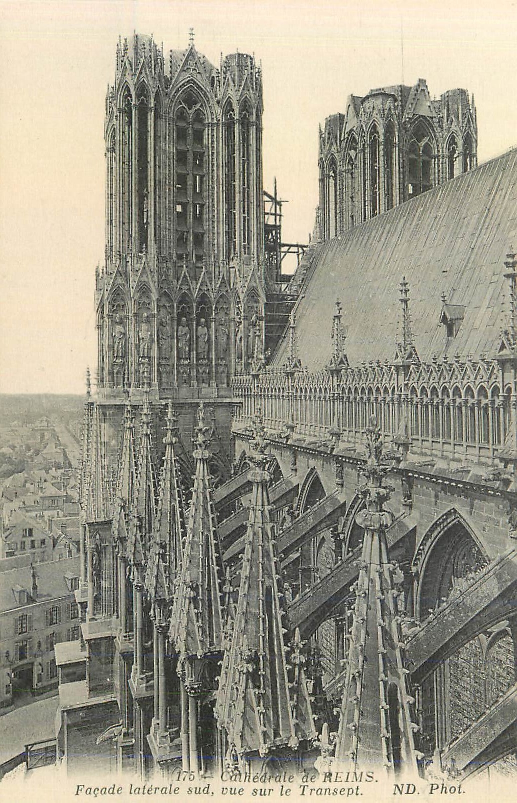 CPA Cathedrale de Reims Facade Laterale sud vue sur le Transept