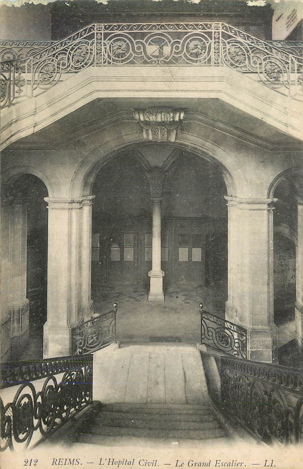 CPA Reims L'Hopital Civil Le Grand Escalier