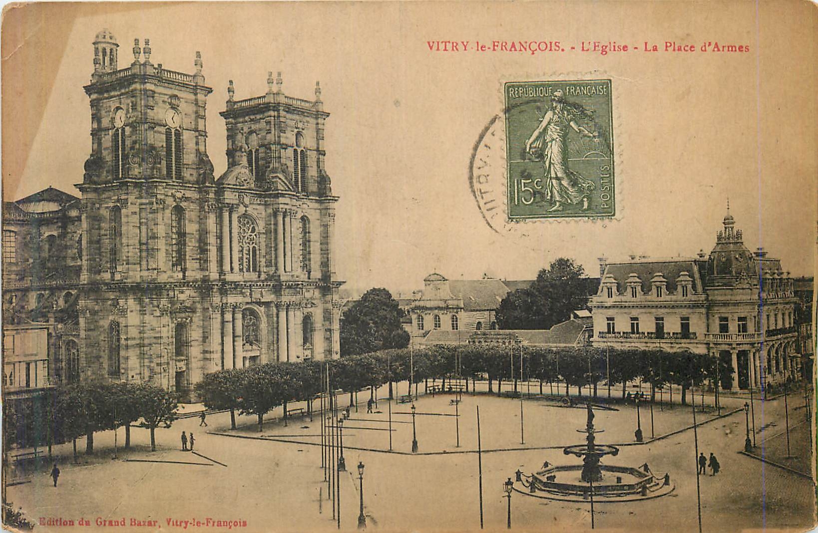 CPA Vitry le Francois L'Eglise La Place d'Armes