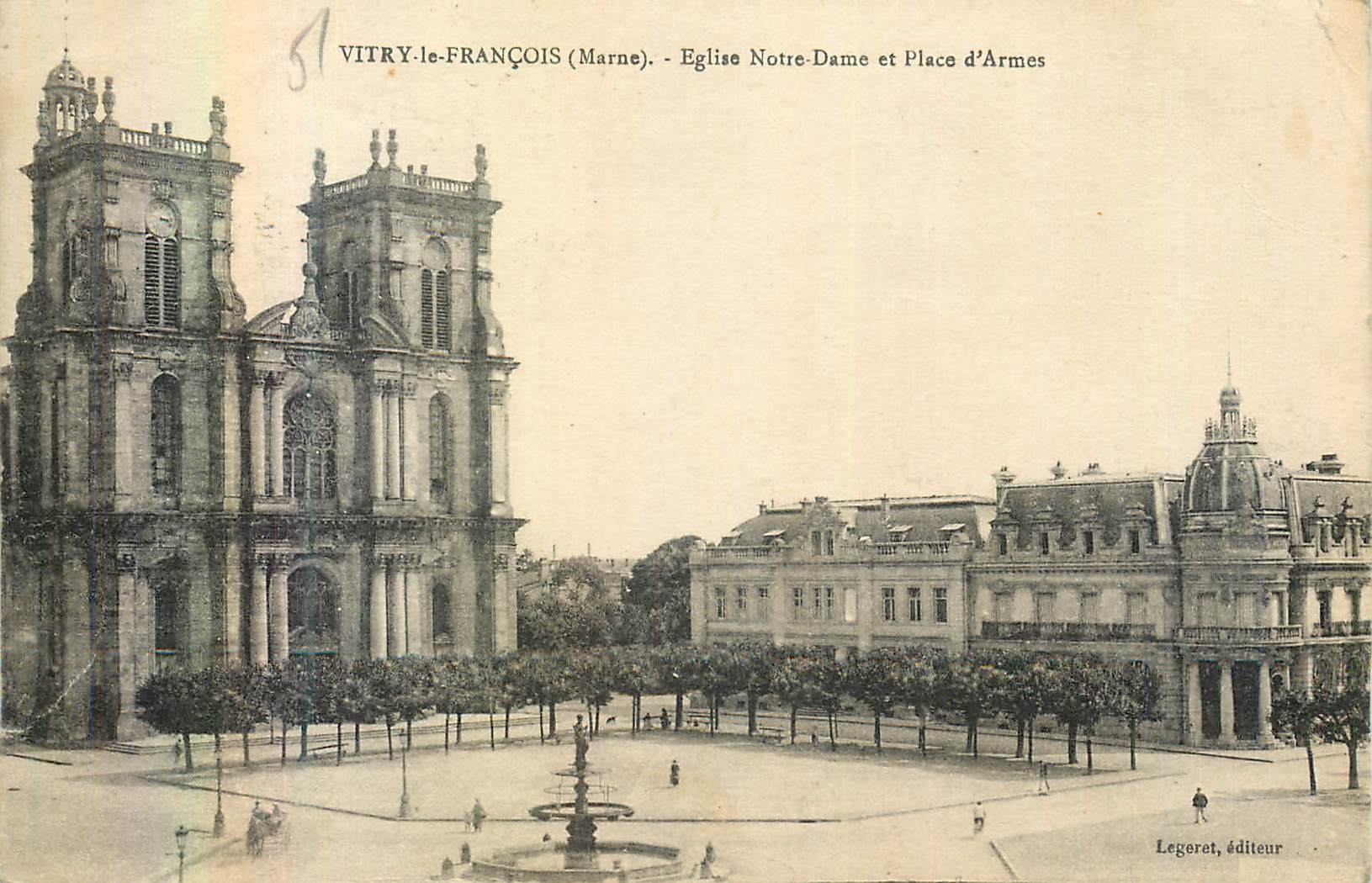 CPA Vitry le Francois (Marne) Eglise Notre Dame et Place d'Armes