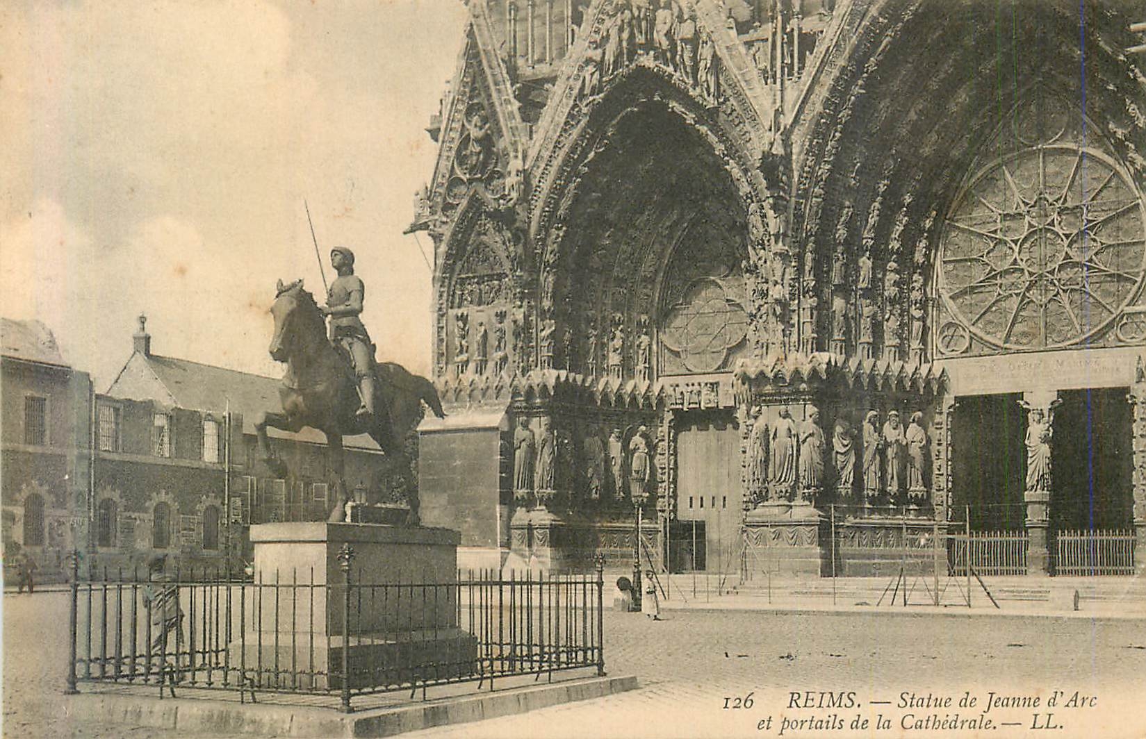 CPA Reims Statue de Jeanne d'Arc et Portails de la Cathedrale