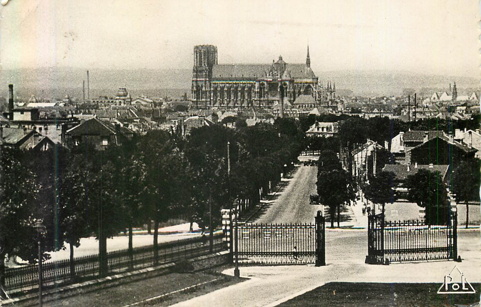 CPM Reims La Cathedrale vue Prise de l'Etablissement Pommery