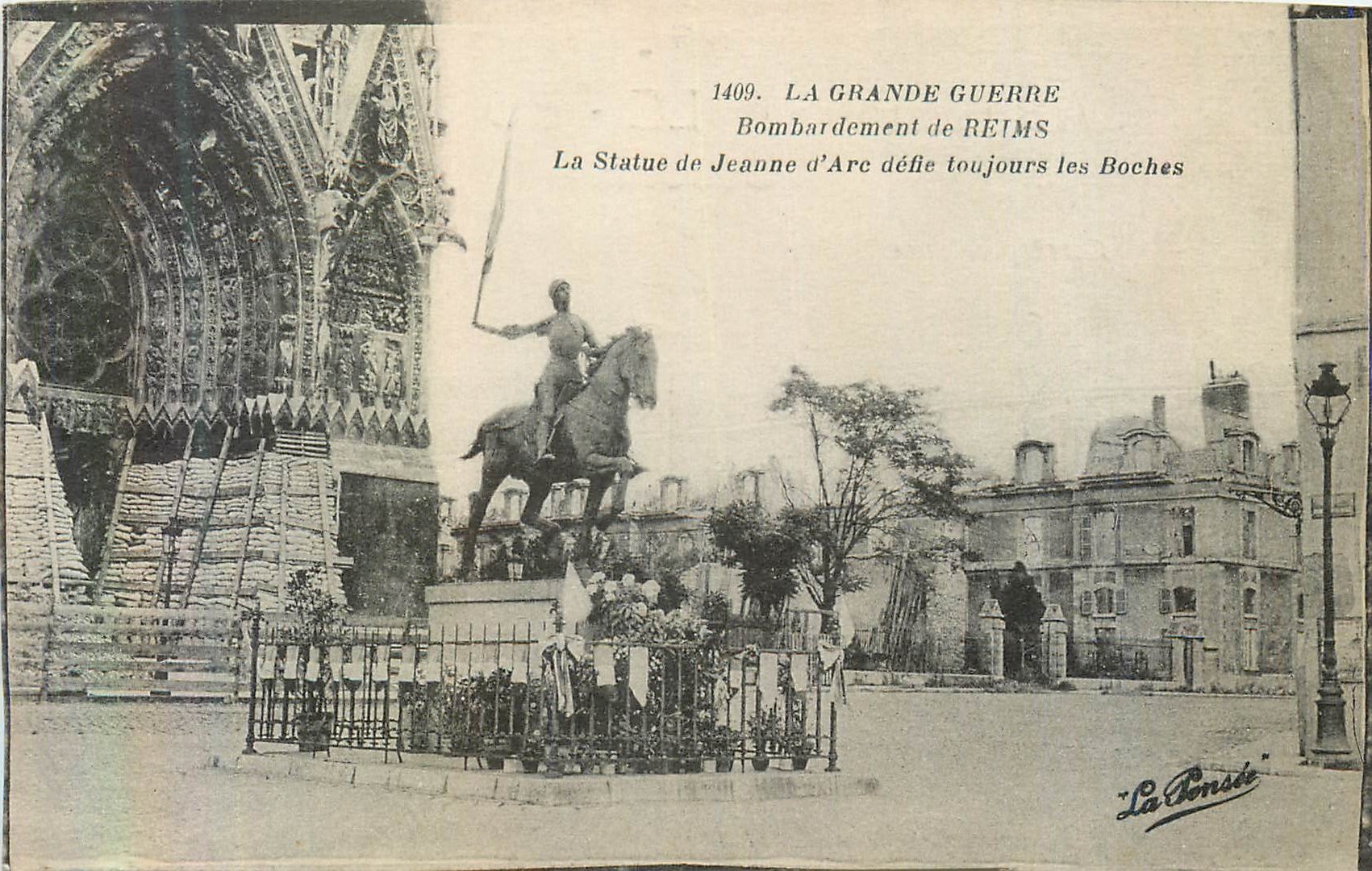 CPA La Grande Guerre Bombardement de Reims La Statue de Jeanne d'Arc Defie Toujours les Boches