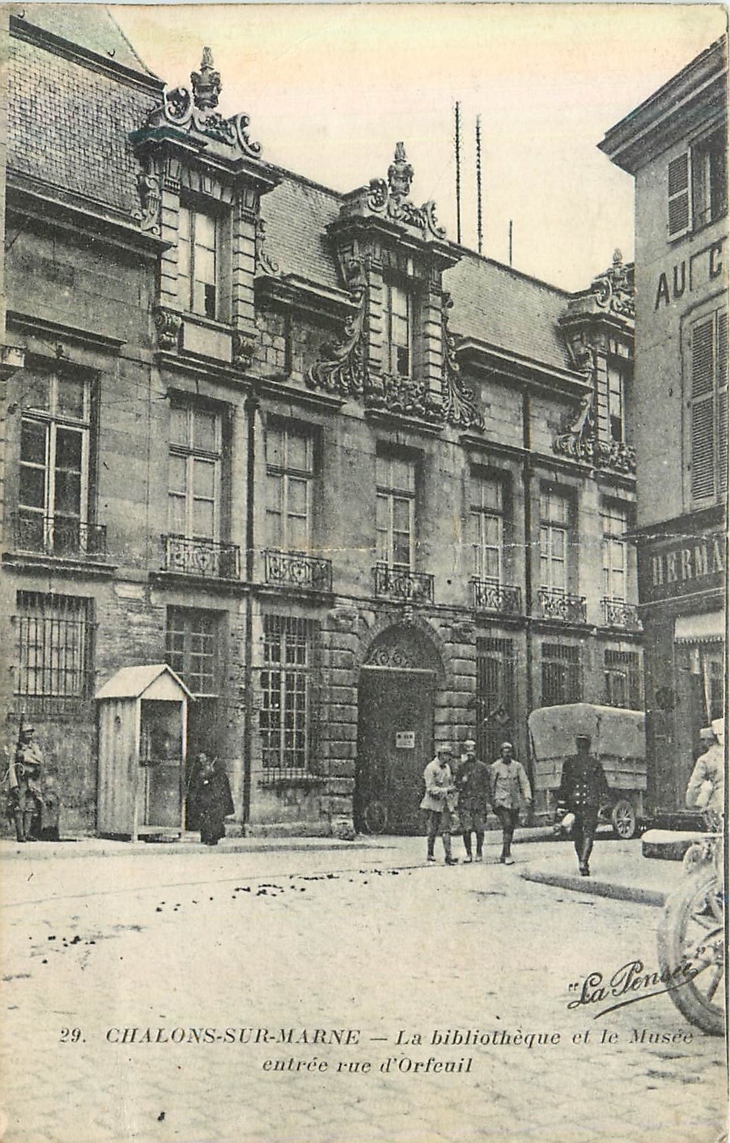 CPA Chalons sur Marne La Bibliotheque et le Musee Entree Rue d'Orfeuil Militaria