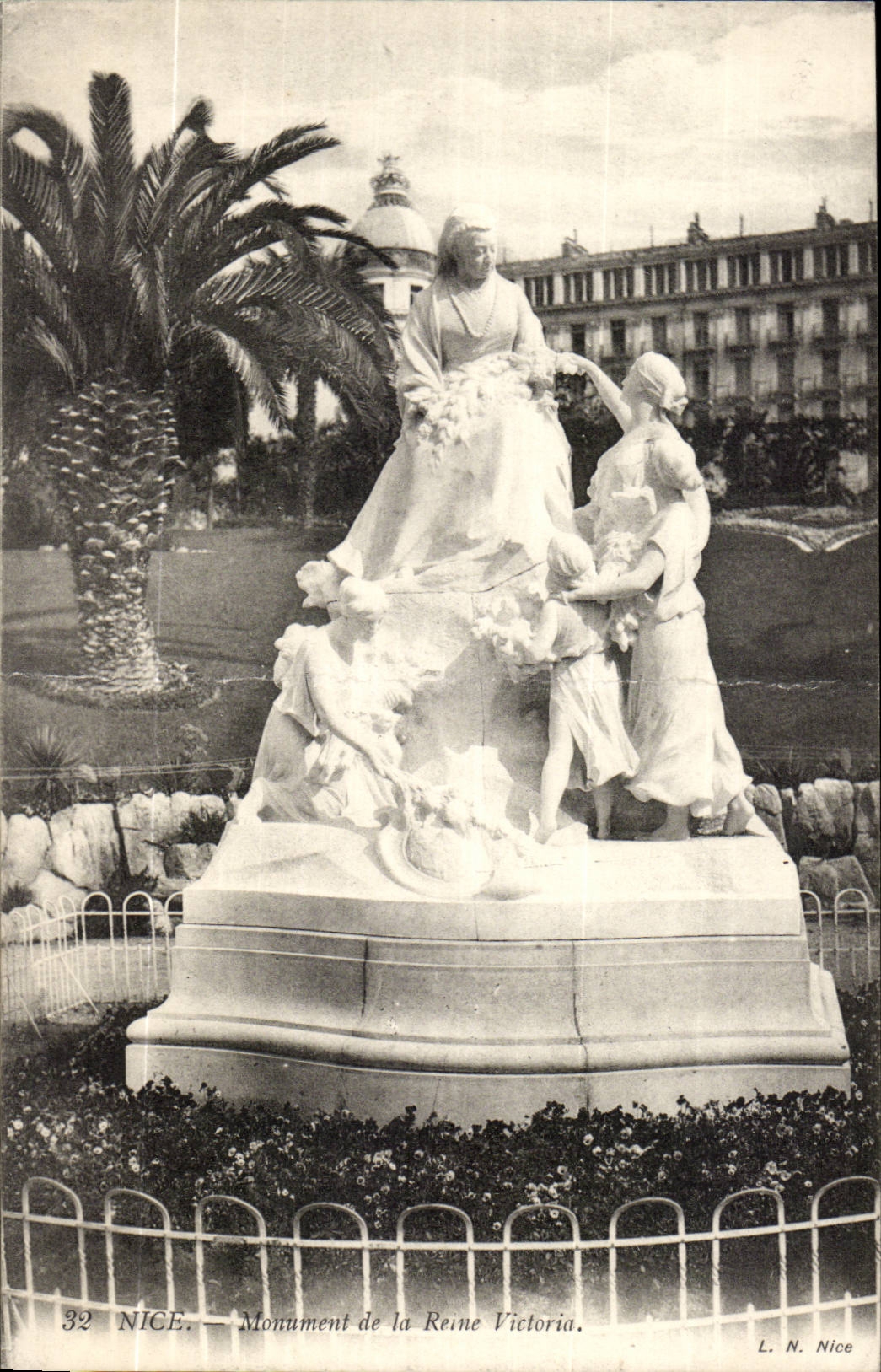 Nice CPA Monument de la reine Victoria