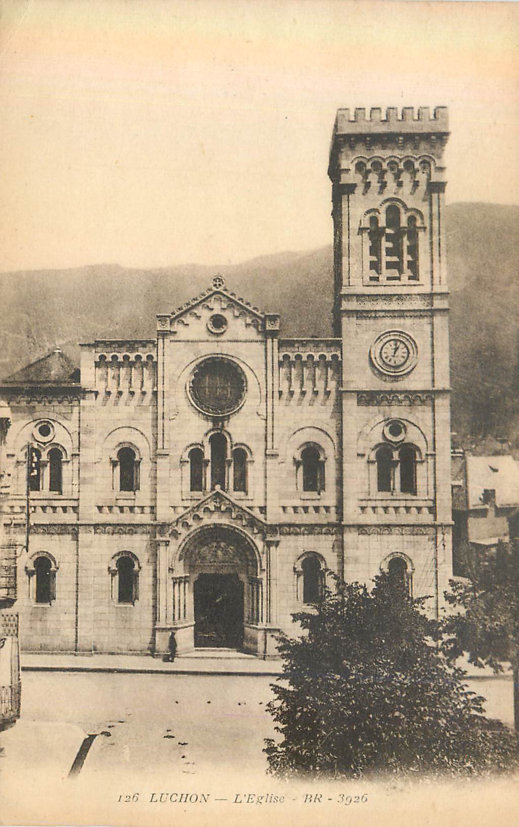 CPA 126 luchon l eglise rr 3926