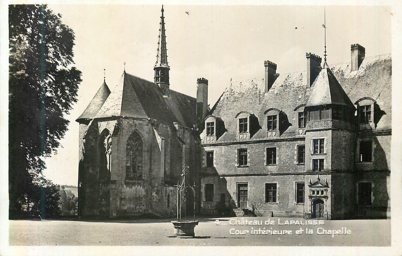 CPM Chateau de lapalisse cour interieure et la chapelle
