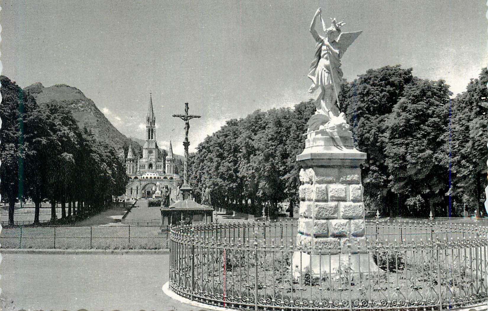 CPM 91 lourdes l esplanade l archange saint michel et la croix des bretons