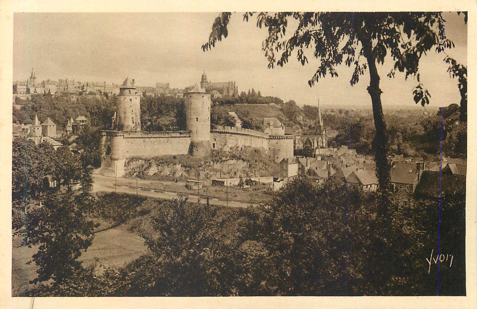 Fougères (Ille-et-Vilaine) — Oberstadt und Schloss — Éditions d'Art YVON