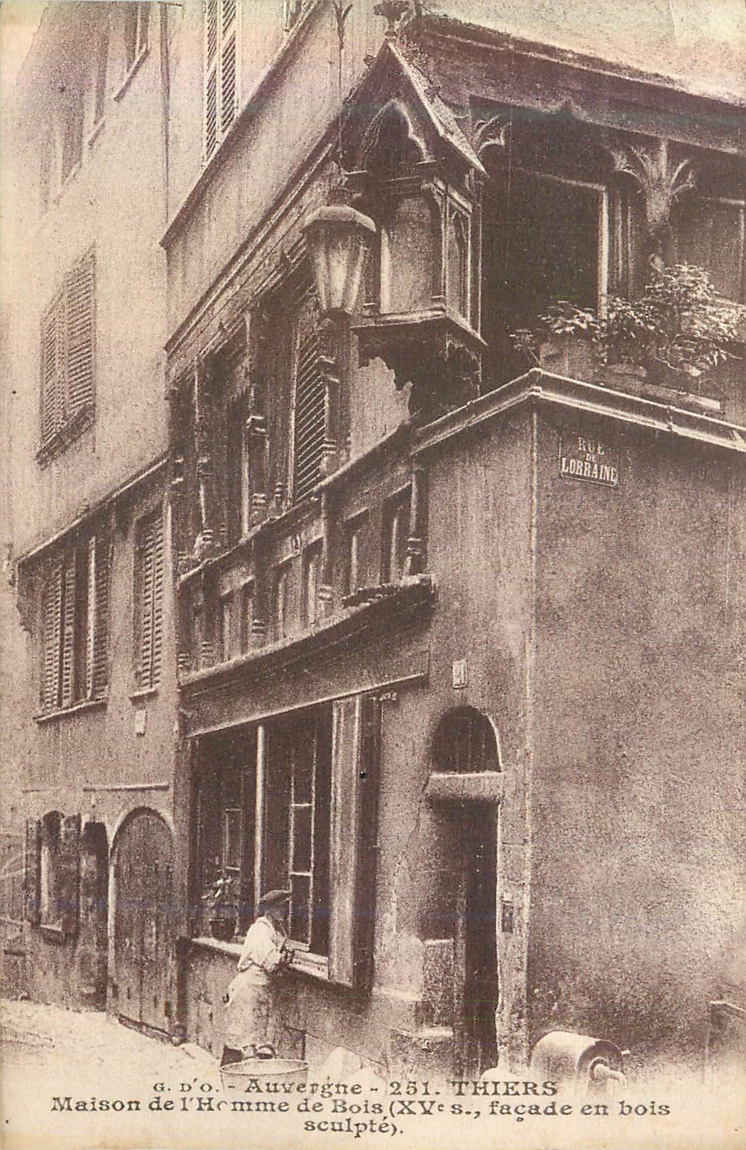 CPA Auvergne 251 thiers maisons de l homme de bois (xv s facade en bois sculpte)