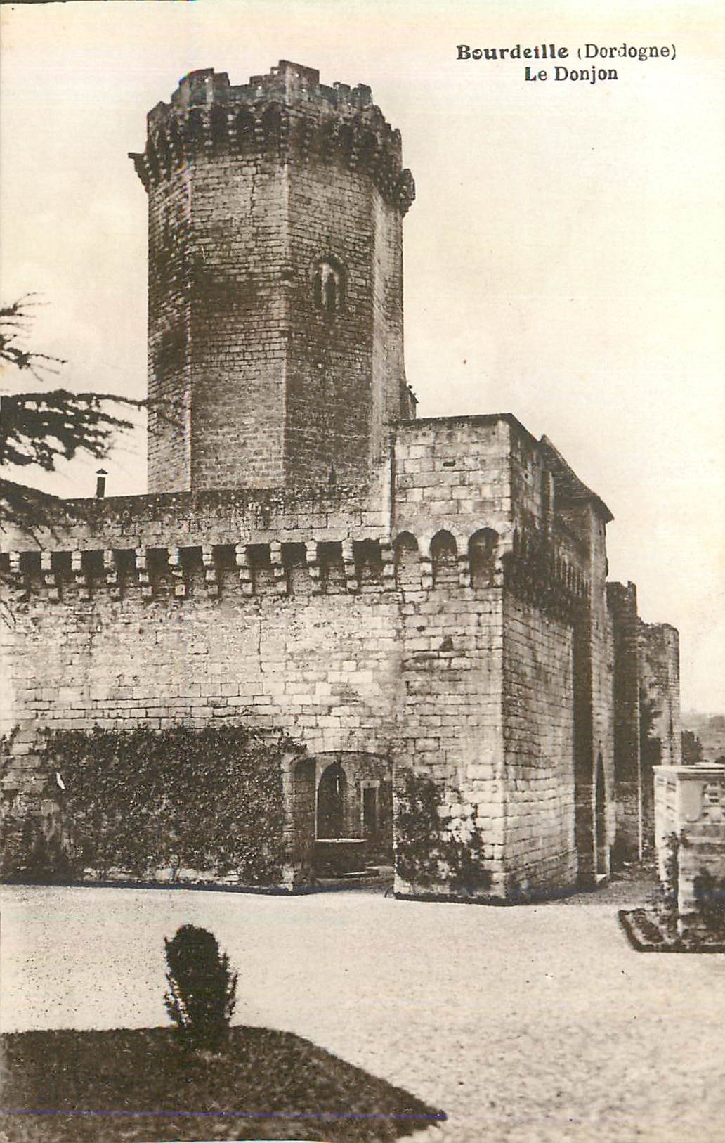 CPA Bourdeille (dordogne) le donjon