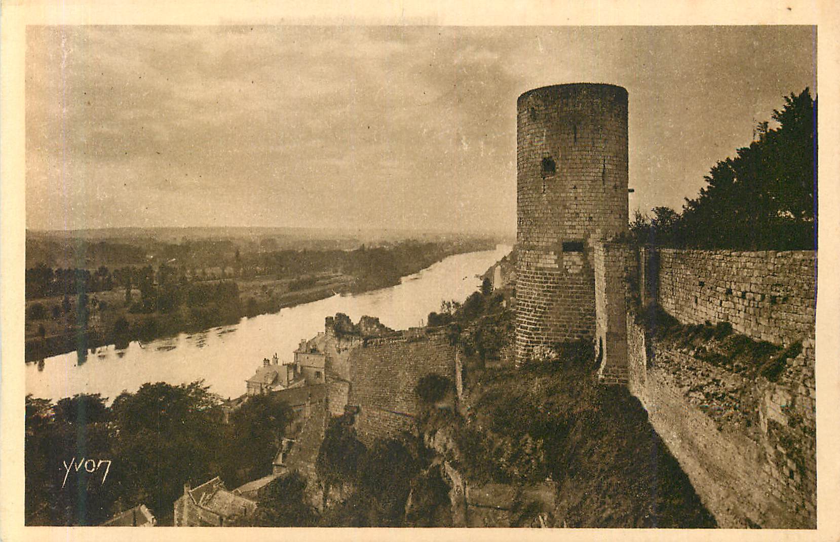 CPA La douce france chateaux de la loire '_ chinon tour du moulin et vallee de la vienne