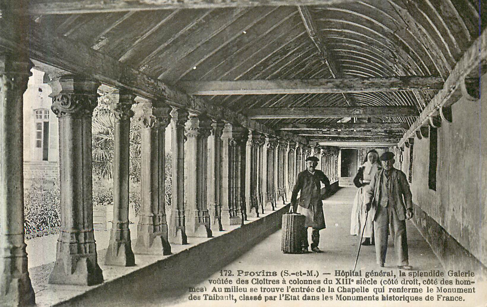 Provins (S.-et-M.) — Hôpital général, la splendide galerie voûtée des cloîtres à colonnes du XIIIe siècle