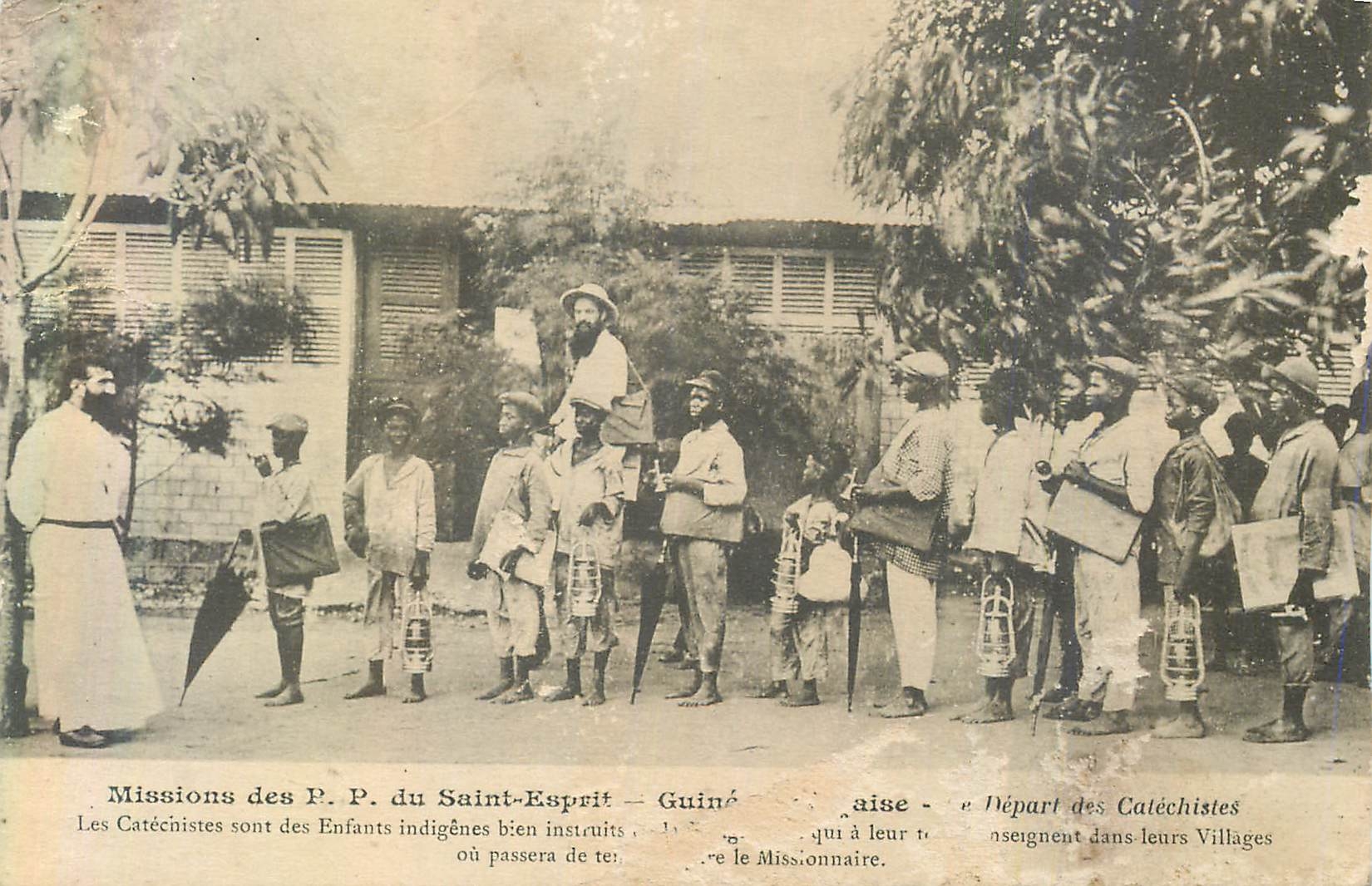 CPA Missions des pp du saint esprit Guinee Francaise Depart des catechistes