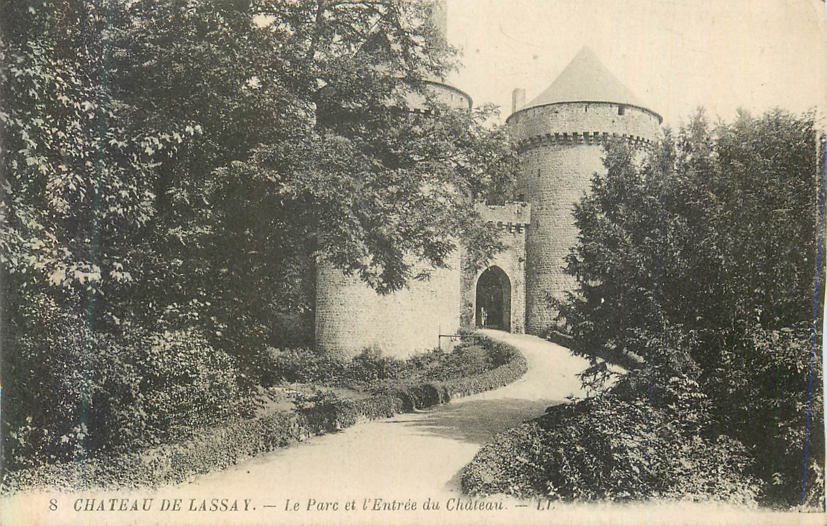 CPA 8 chateau de lassay le parc et l entree du chateau