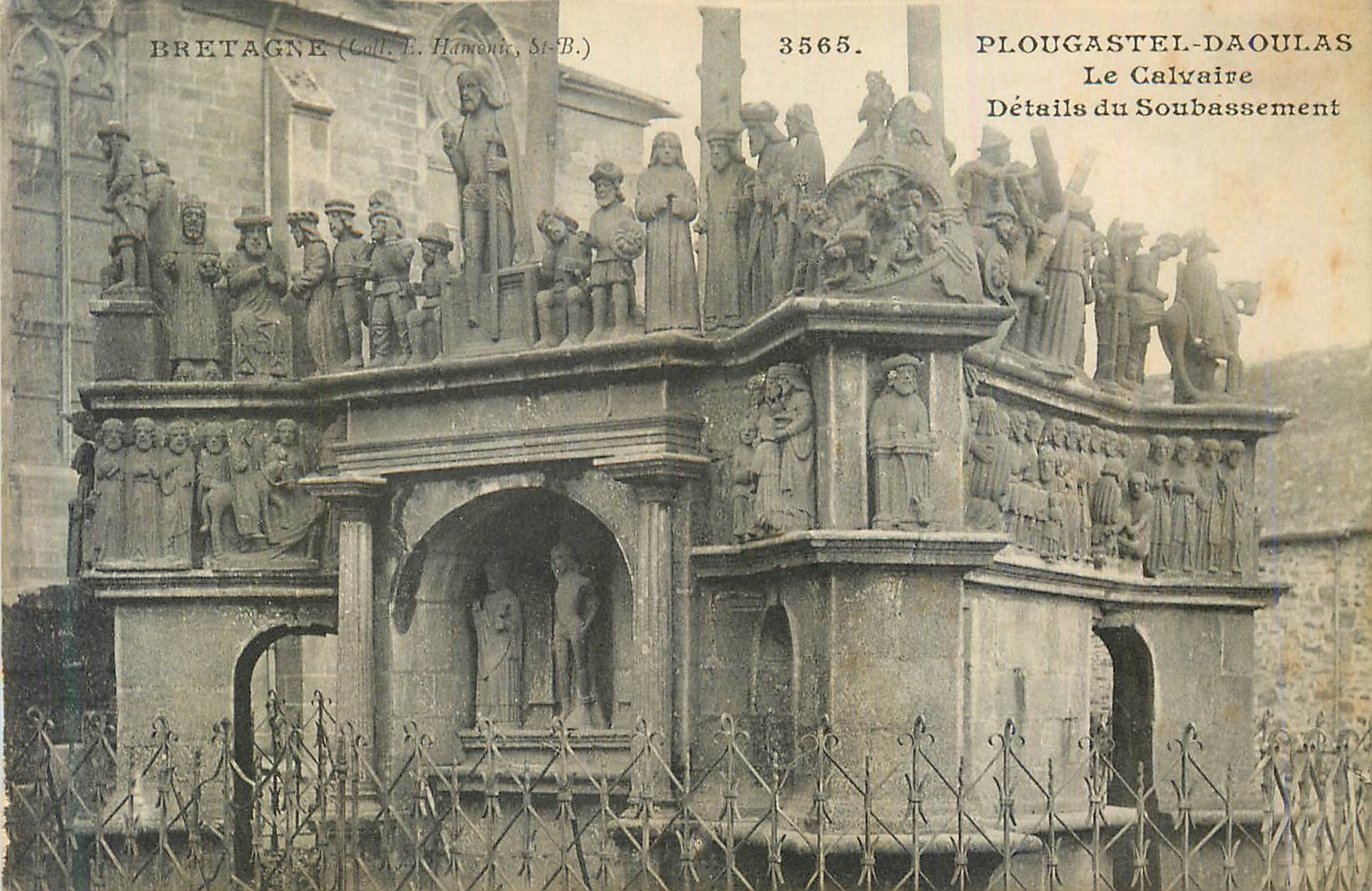 CPA Bretagne 3565 plougastel daoulas le calvaire details du soubassement