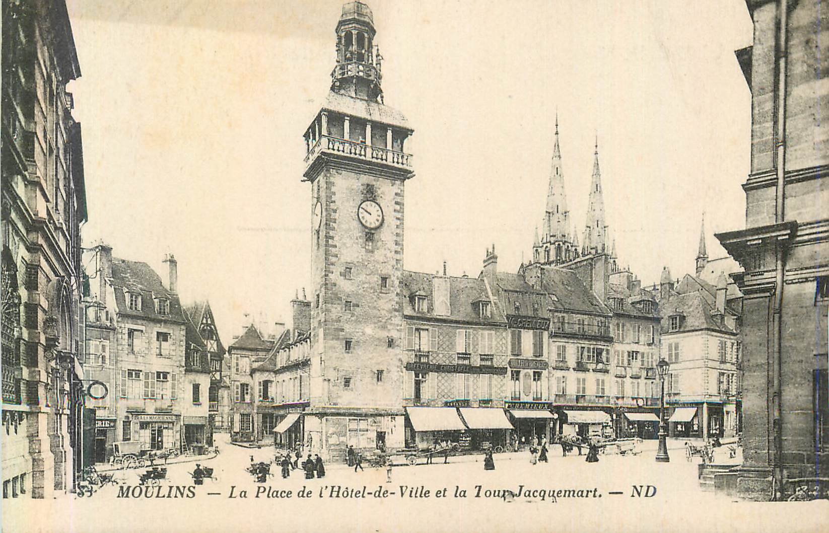 CPA Moulins la place de l hotel de ville et la tour jacquemart