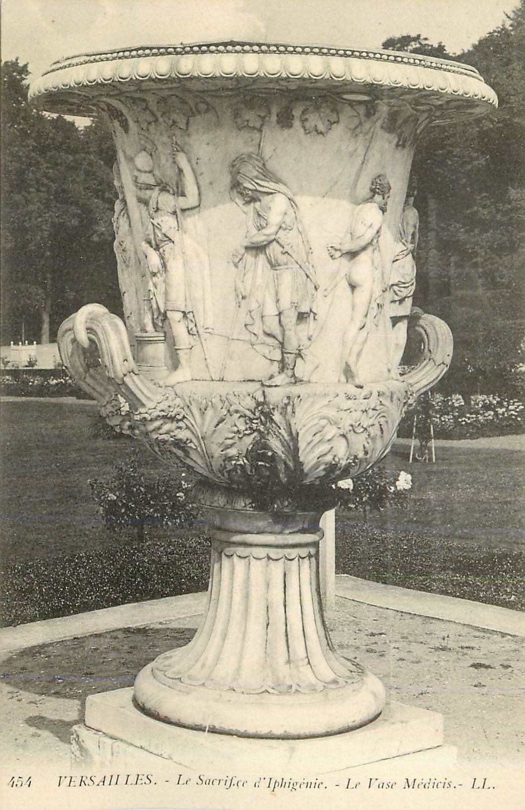 CPA 454 versailles le sacrifice d aphigenie le vase medicis