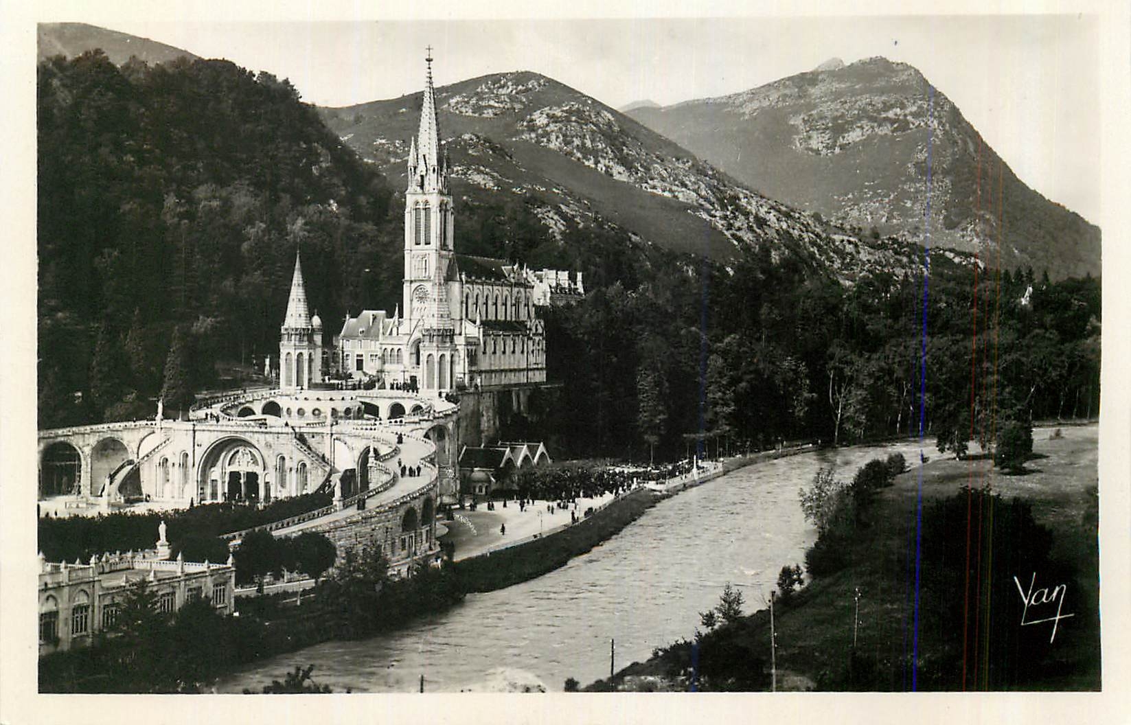 CPA 26 lourdes la basilique et le gave