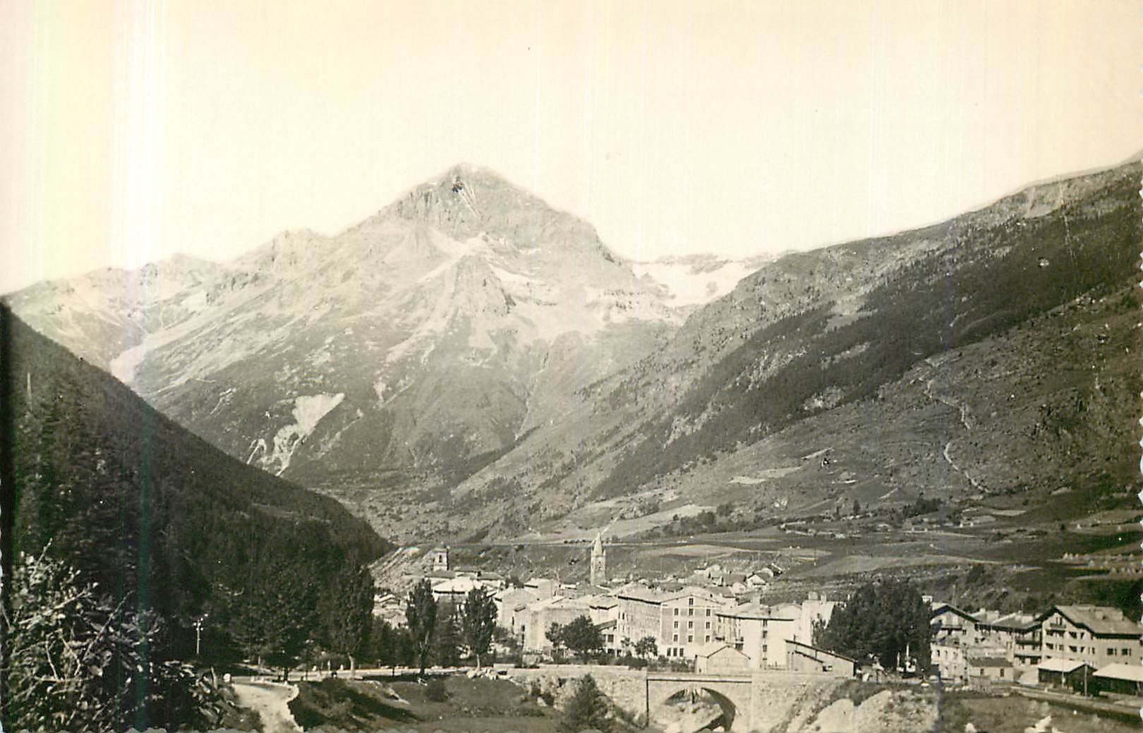 CPM A rp 1 3 lansllebourg (1400m) savoie vue generale et dent parrachee