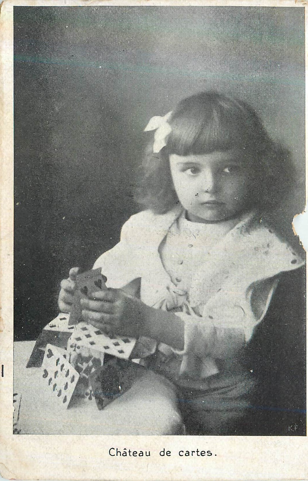 Château de cartes — Photographie d'une petite fille — K.F.
