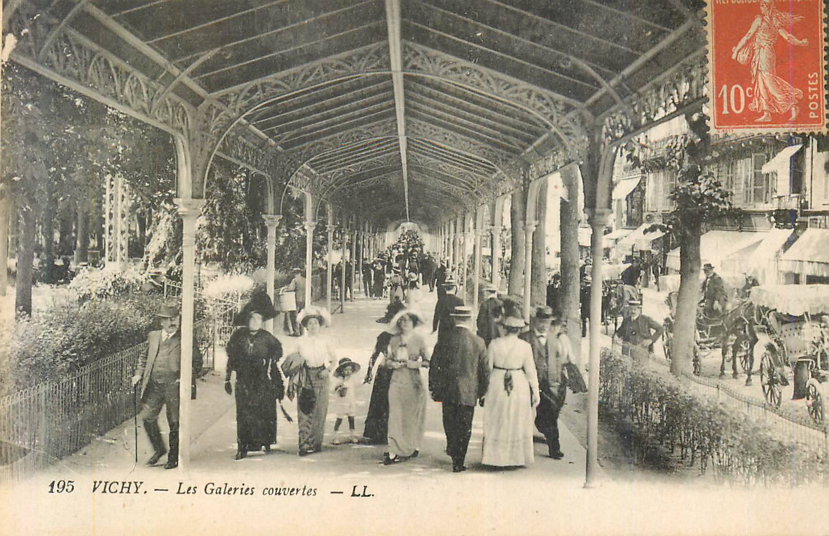 CPA 195 vichy les galeries couvertes