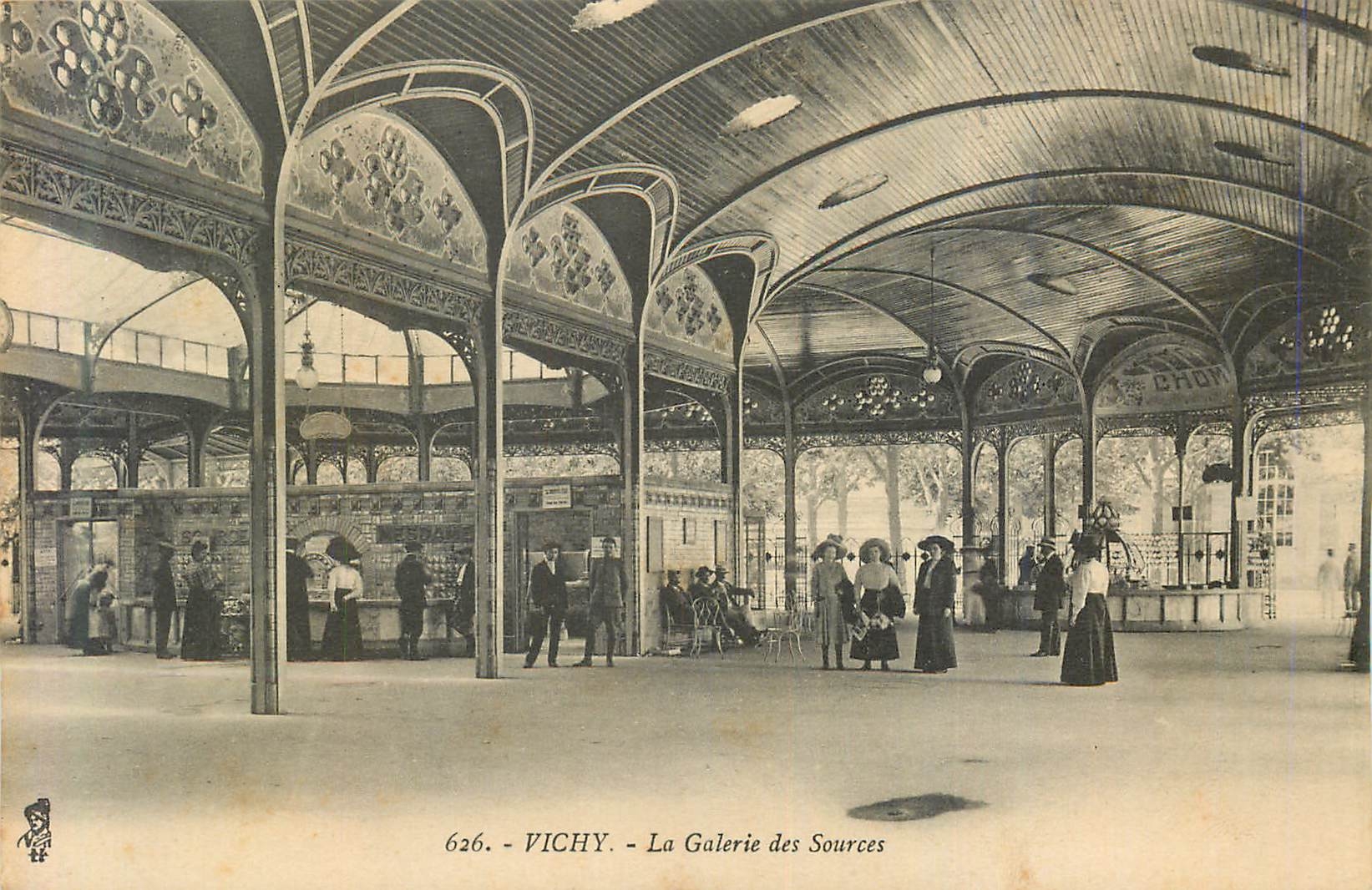 CPA 626 vichy la galeries des source