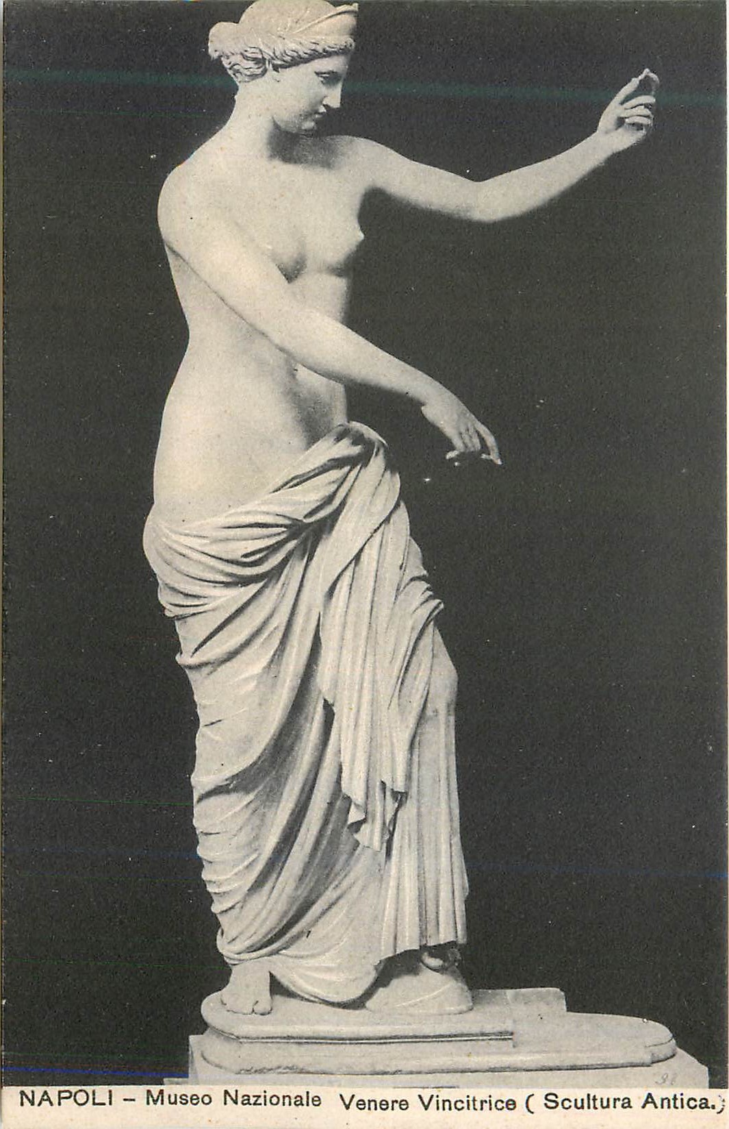 CPA Napoli museo nazionale venere vincitrice (scultura antica)