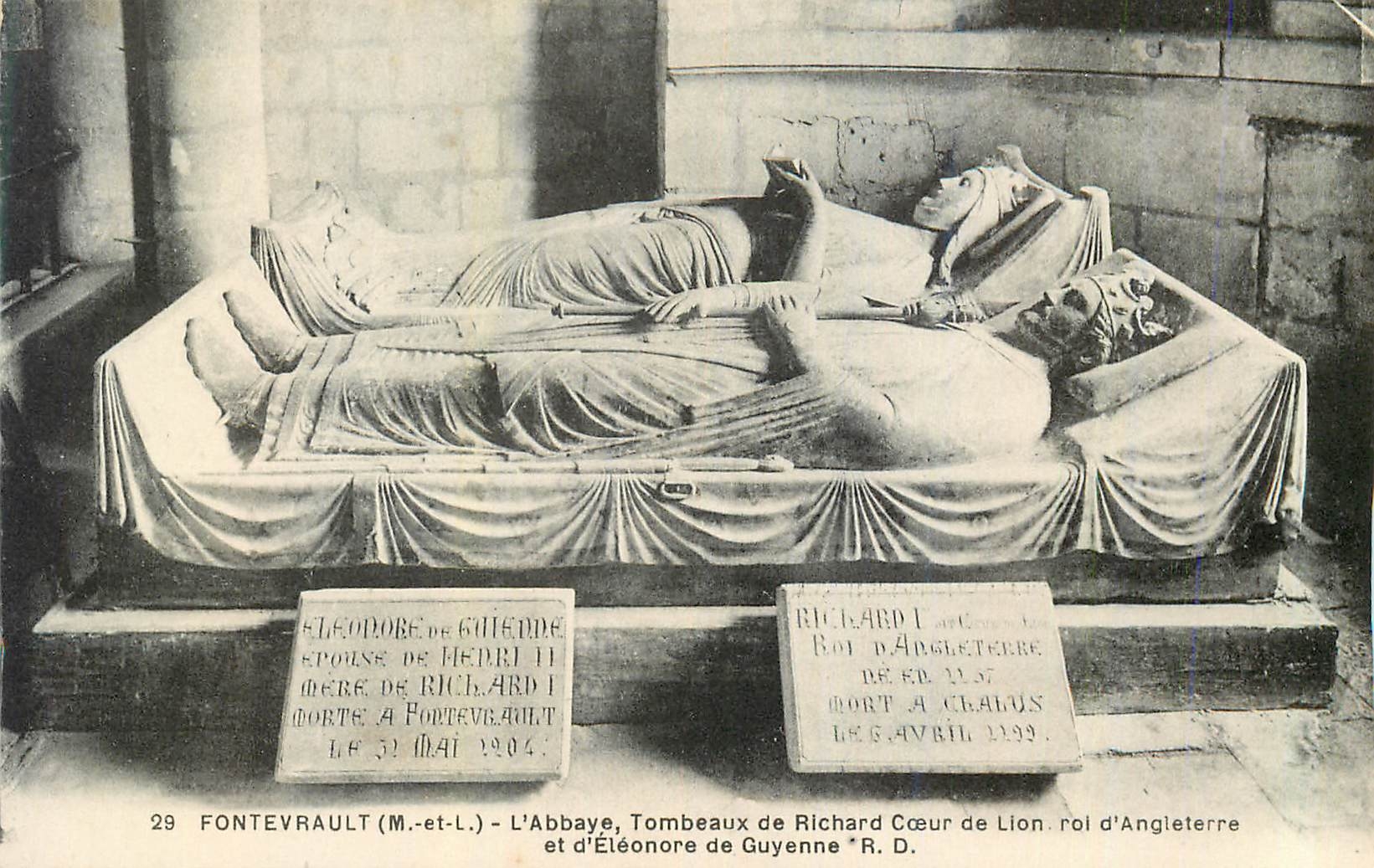 CPA 29 fontevrault (m et l) l abbaye tombeaux de richard coeur de lion roi d angleterre et d eleonore de guyenne