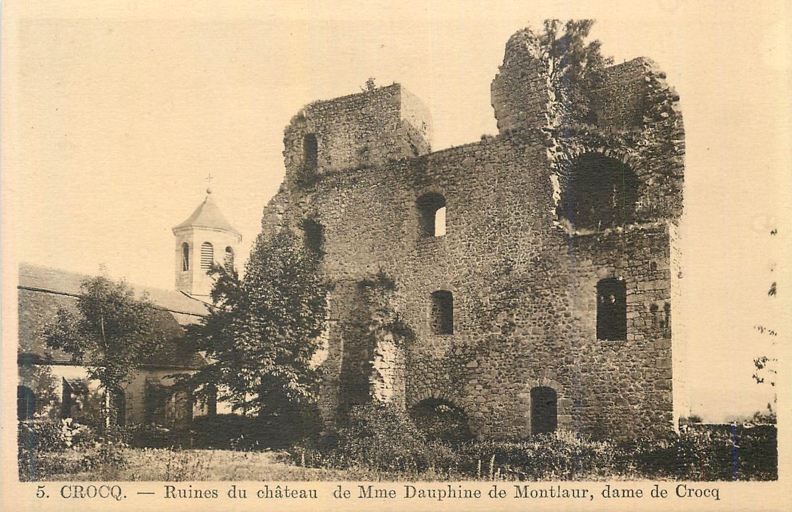 Crocq — Ruines du château de Mme Dauphine de Montlaur, dame de Crocq