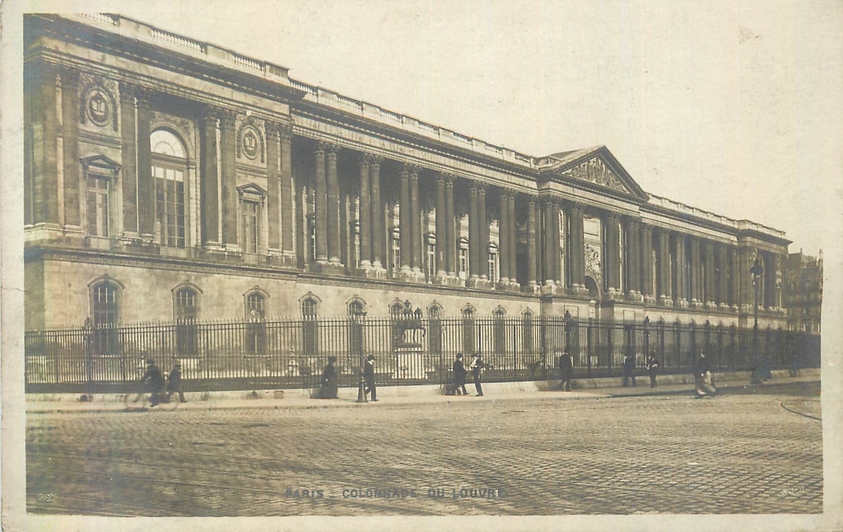 Paris - Colonnade du Louvre — vue architecturale — éditeur non identifié