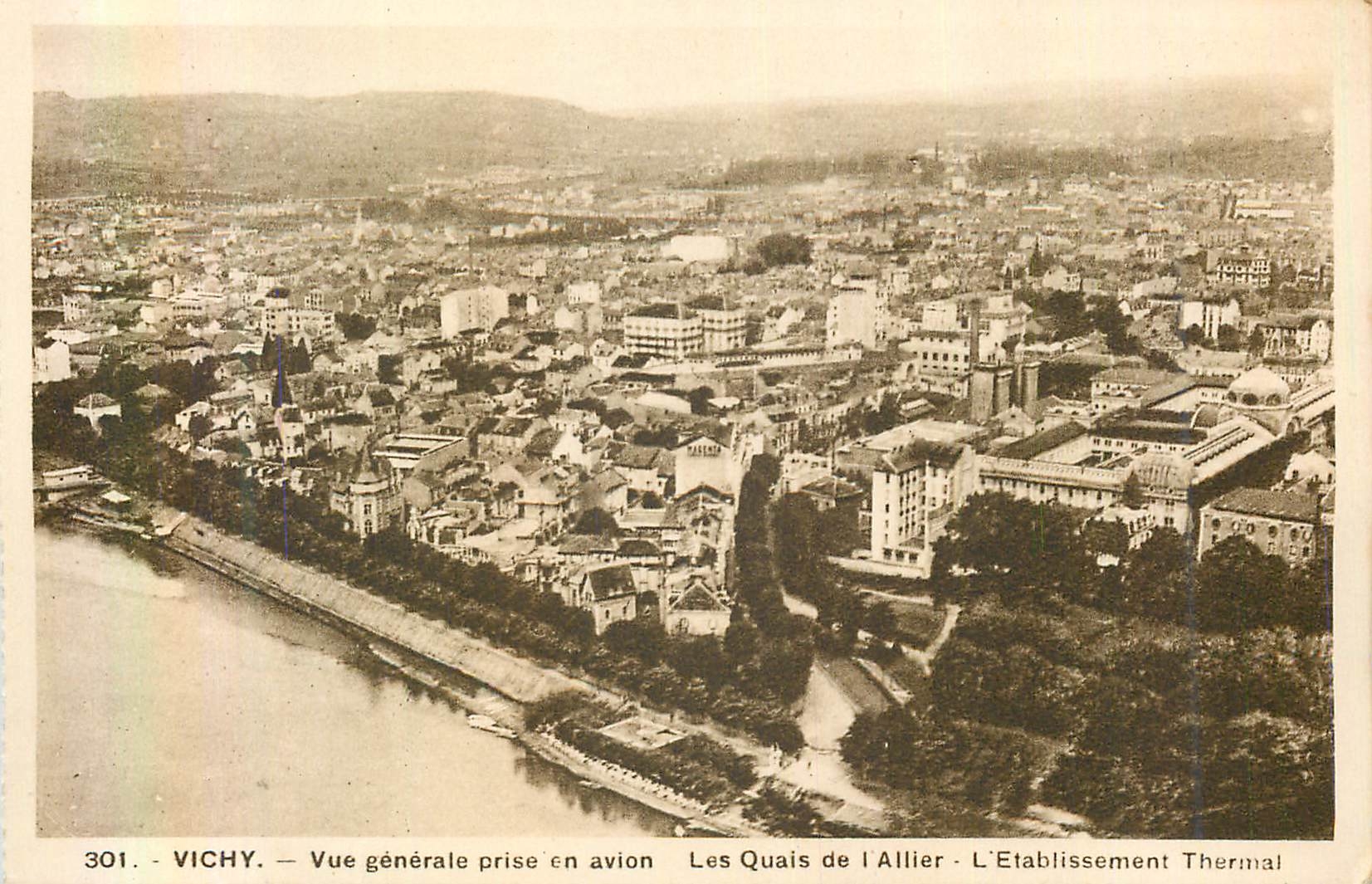 CPA 301 vichy vue generale prise en avion les quais de l allier l etablissement thermal