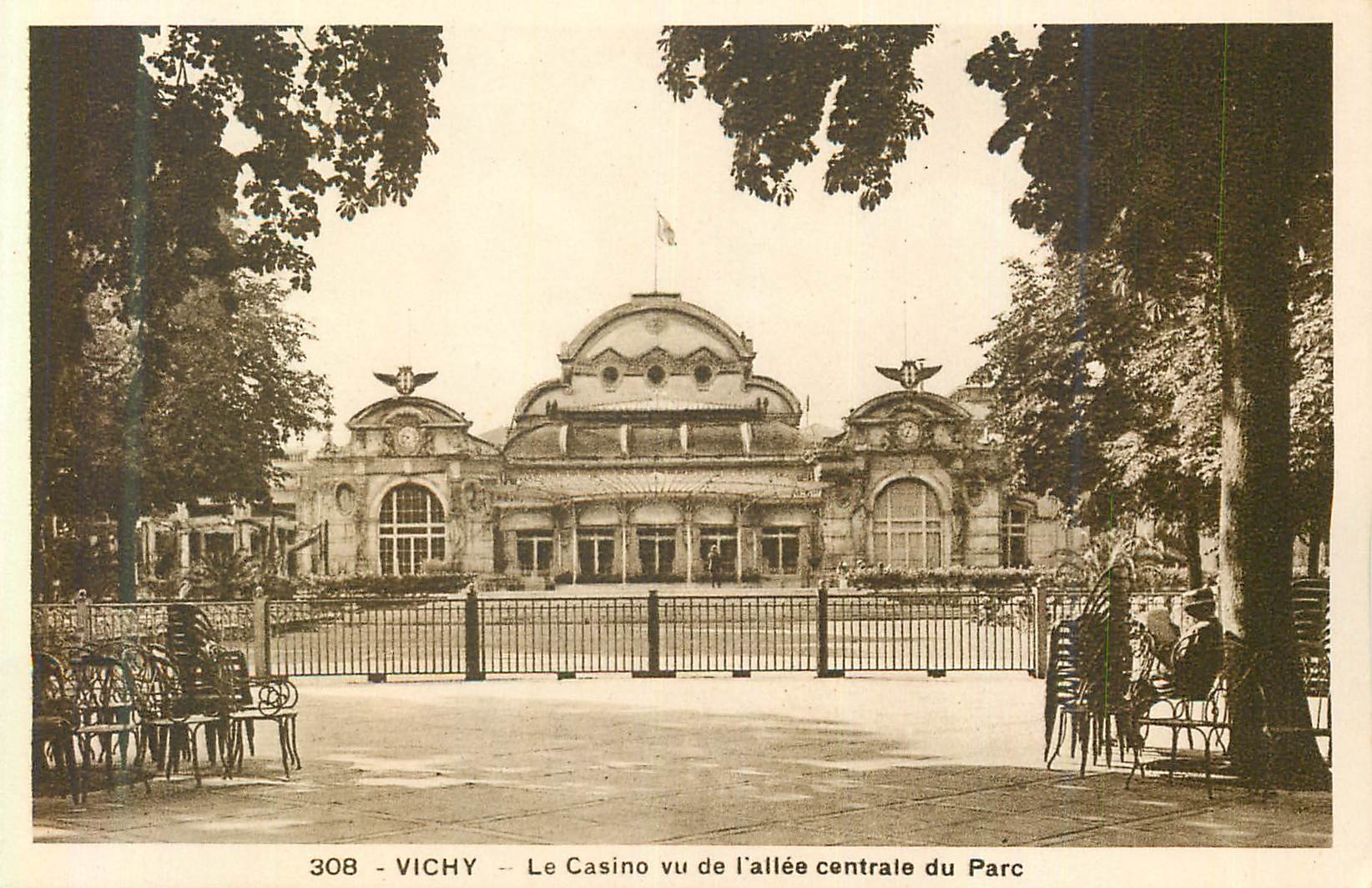 CPA 308 vichy le casino vu de l allee centrale du parc