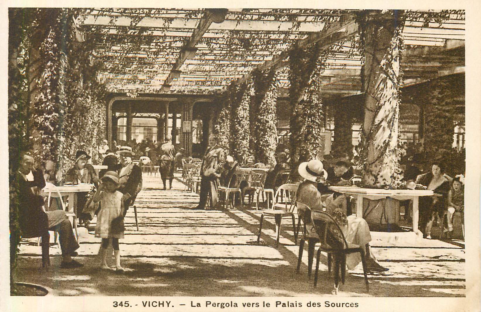 CPA 345 vichy la pergola vers le palais des sources