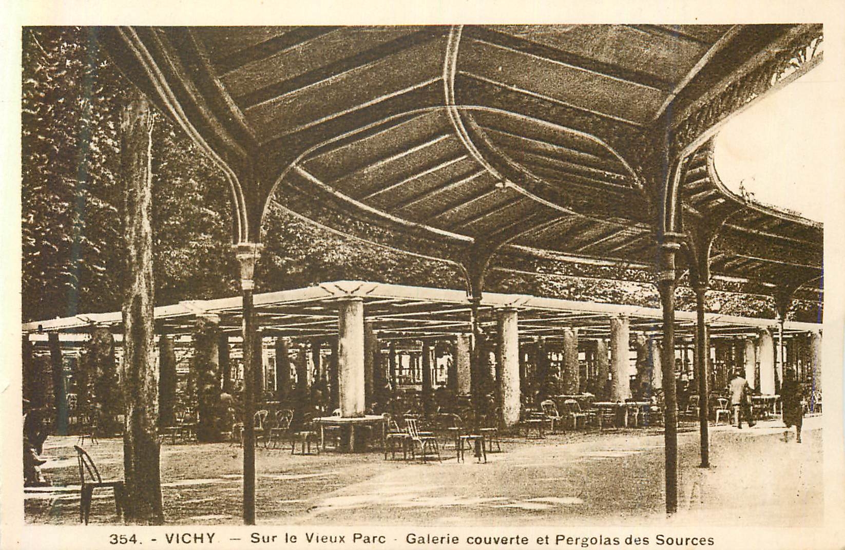 CPA 354 vichy sur le vieux parc galerie couverte et pergolas des sources