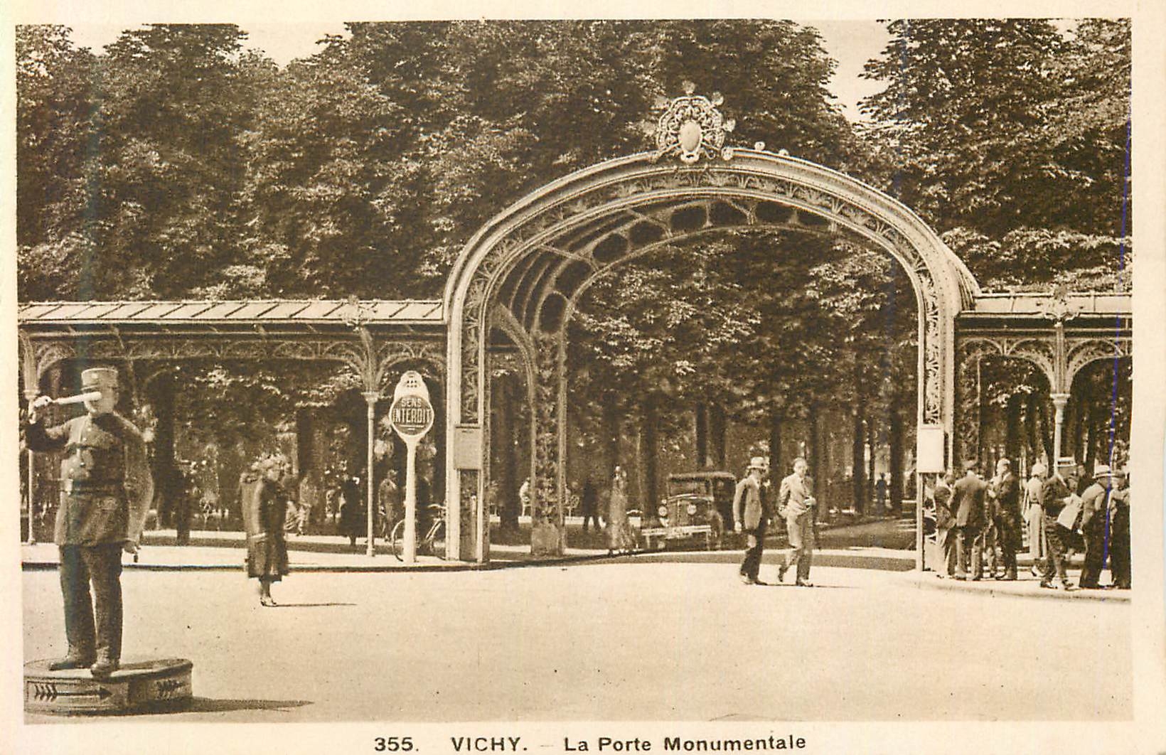 CPA 355 vichy la porte monumentale