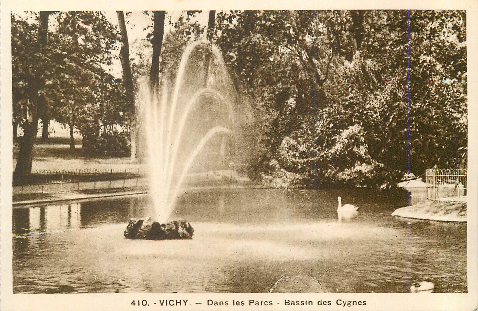 CPA 410 vichy dans les parcs bassins des cygnes