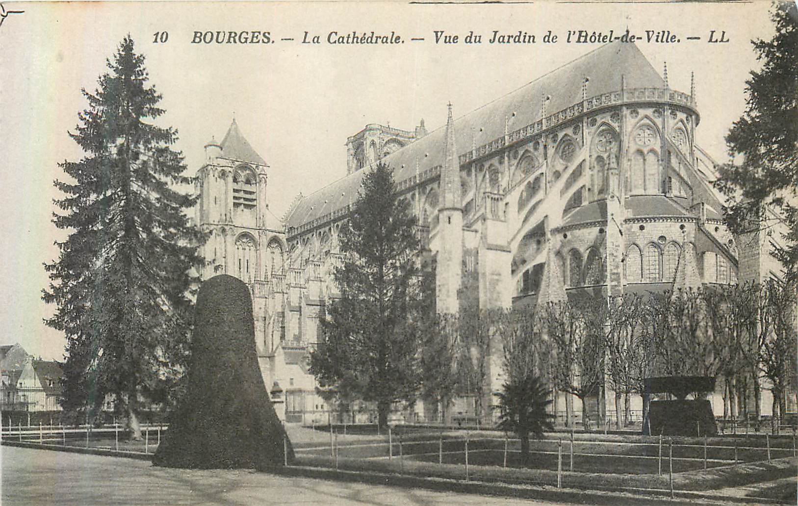 CPA 10 bourges la cathedrale vue du jardin de l hotel de ville