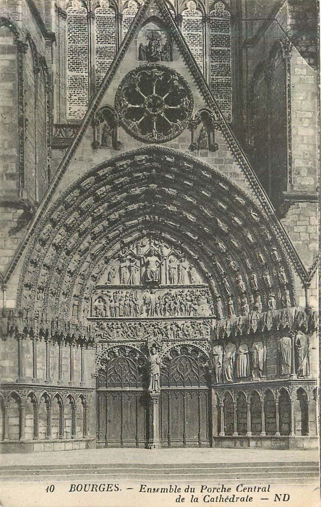 CPA 10 bourges ensemble du porche centrale de la cathedrale